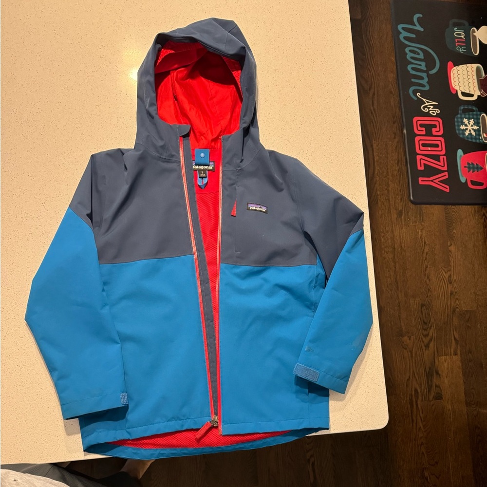 Patagonia Boys' 4-in-1 Everyday Jacket in excellent shape. Gently used.